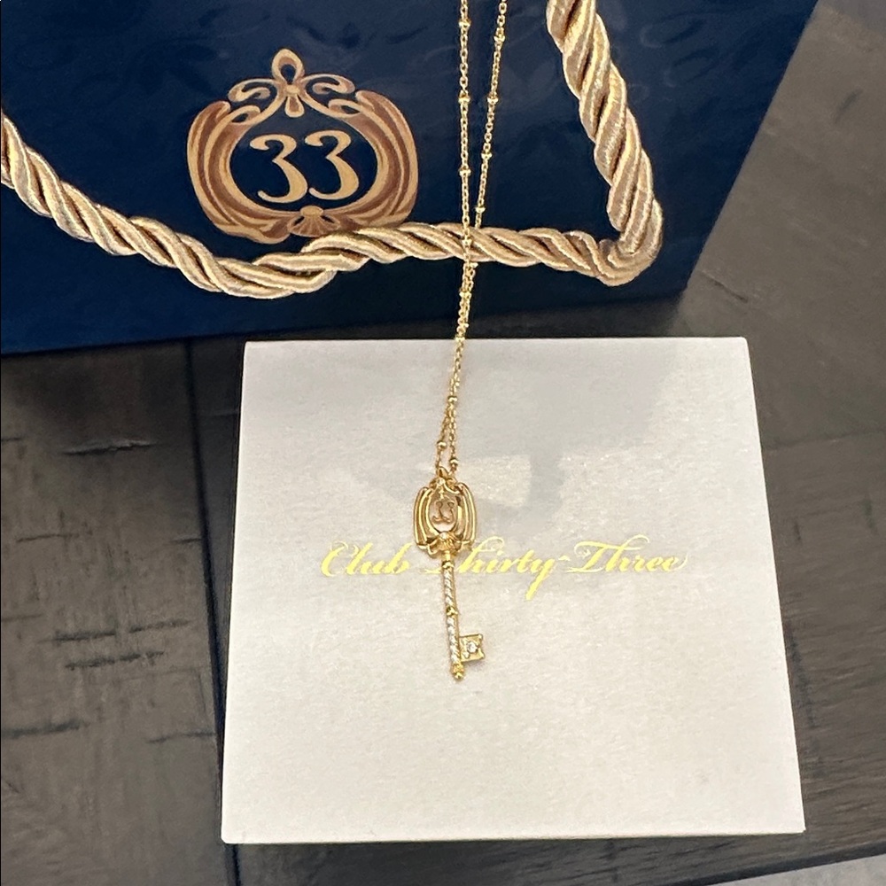 Stunning gold club 33 key necklace